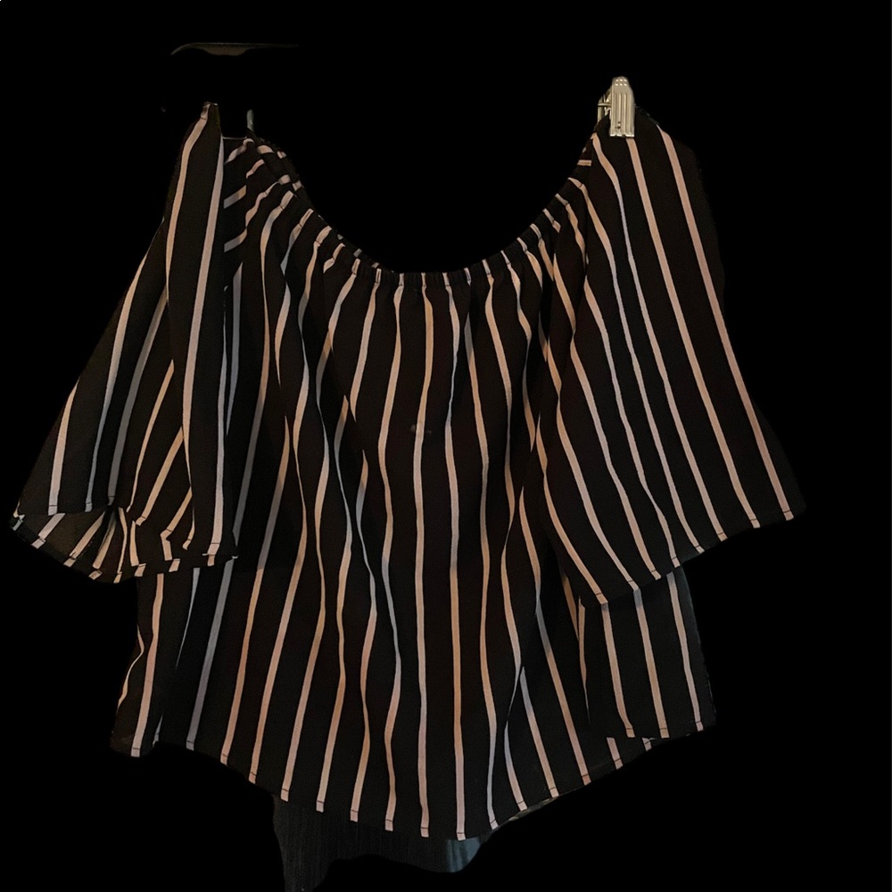 Cute top fits above belly